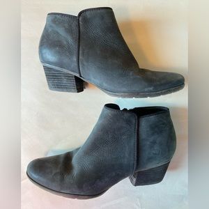 Blondo Booties Aqua Protect Dark‎ Gray Or Black Suede Size 9M Heel Damage